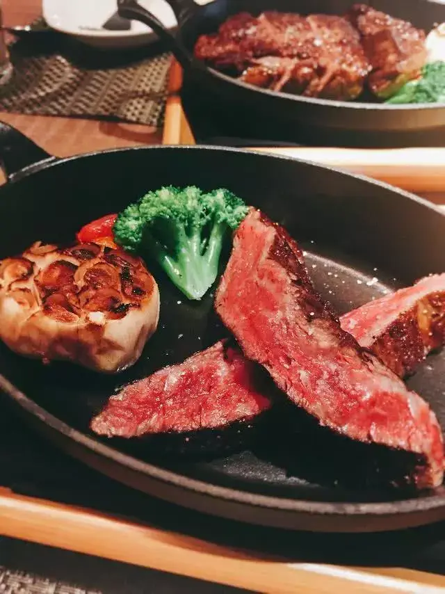 三分熟牛排:中心已熟,肉质略紧,剖面呈红色