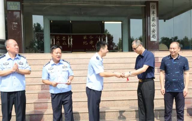 公安局长黄刚: 全县公安机关将以此次捐赠活动为契机,把广东信丰商会