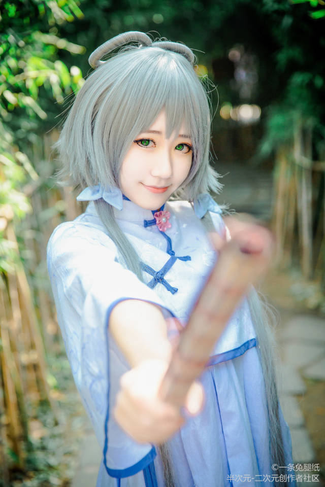 vsinger 洛天依cosplay 绿瞳萌妹超可爱