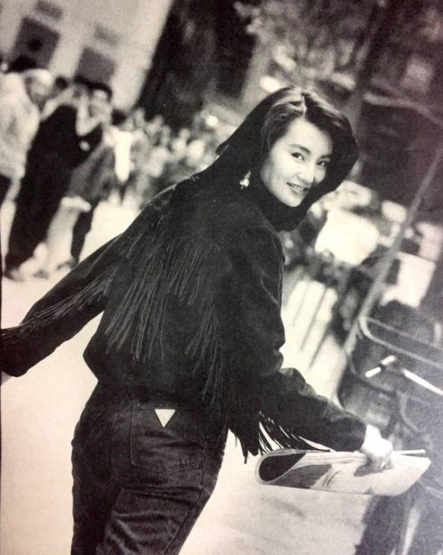 女神抽烟都这么有韵味,这组黑白旧照与以往张曼玉年轻时清秀温婉的