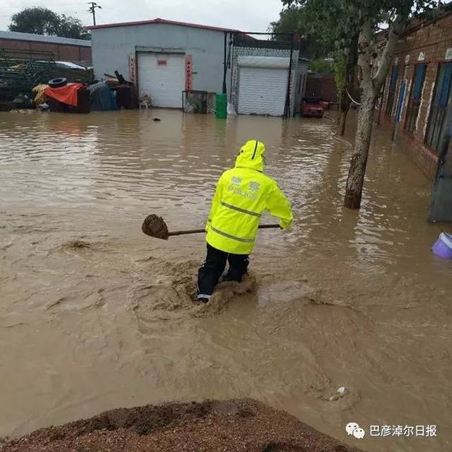 山洪!巴彦淖尔上万人转移,有人却在风雨中硬抗