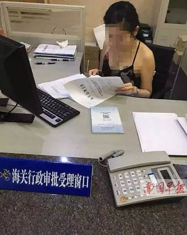 人员穿着吊带装办理业务的照片 近日,一张海关女性工作人员身穿吊带装