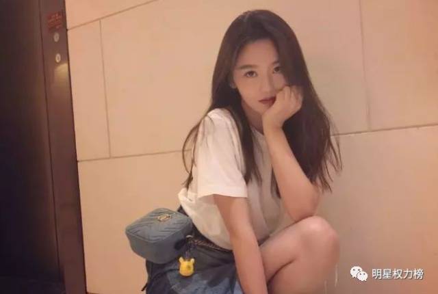 去掉滤镜日常照片也蛮清流的,网红风格浓郁,和抖音里面的样子区别不大