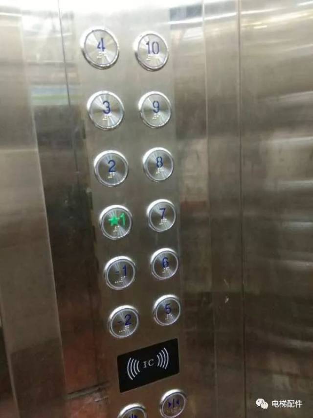 电梯操纵箱只有1楼一个按钮,什么鬼?