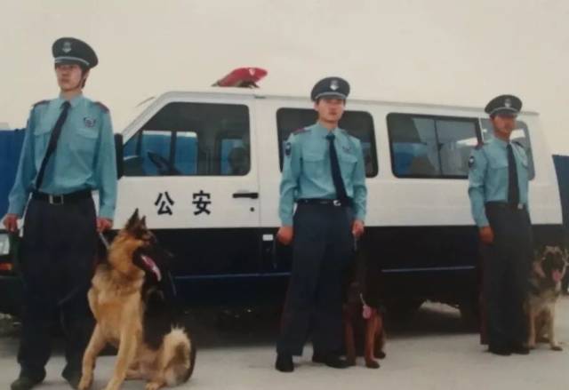 90年代末,巡逻的桑塔纳警车 △90年代末,巡逻的桑塔纳警车