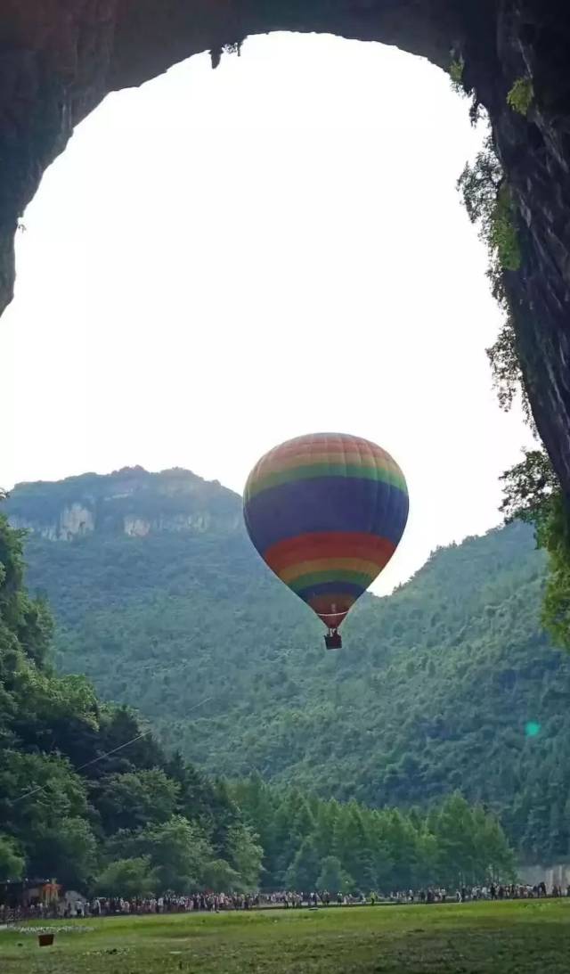 这个夏天,快来腾龙洞体验乘坐热气球带来的震撼