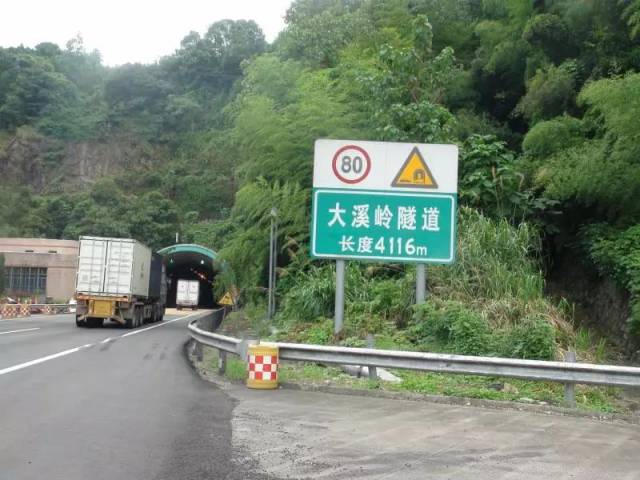 施工分两个阶段进行,阶段前30天采取在宁波方向隧道施工,温州