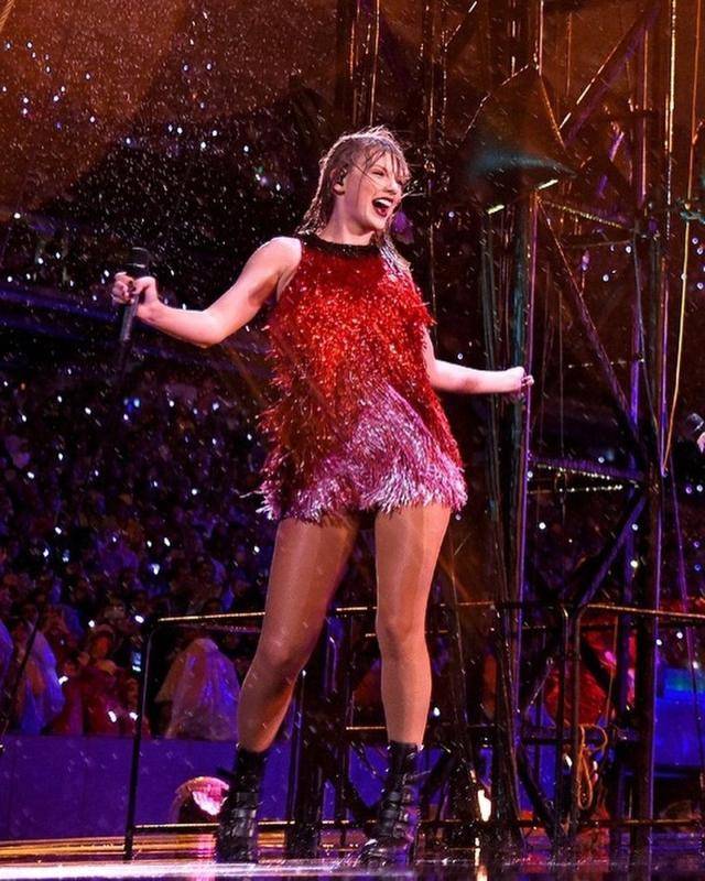 霉霉演唱会下大雨不慎摔倒,大笑后爬起来继续嗨唱