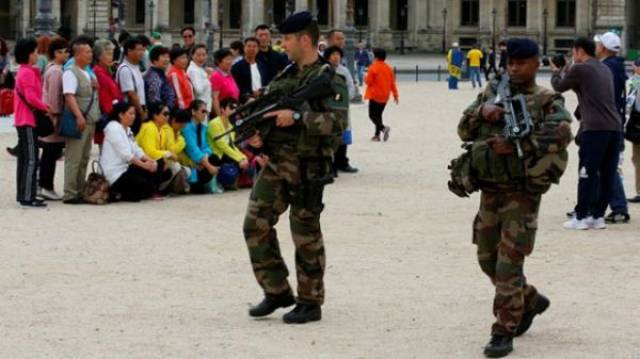 中国旅游团大巴在巴黎被疯抢 屡禁不止治安为