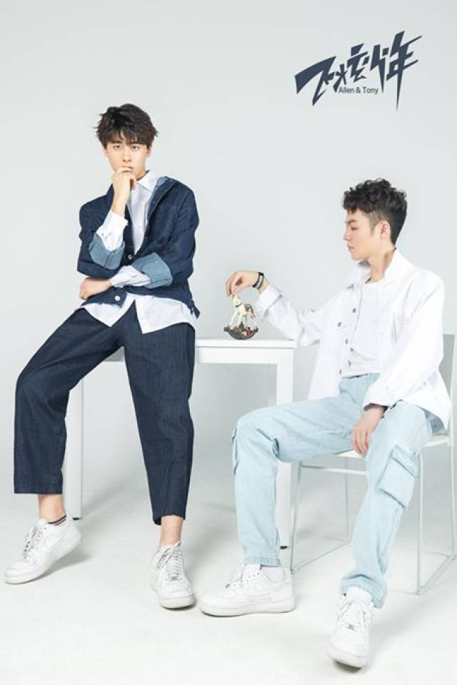 搜狐娱乐讯 近日,飞炫少年组合发布了新曲《you dont know》,同时在