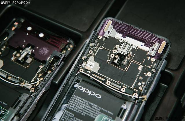 为了保证手机外观ID设计的绝对美感,OPPO工程师团队极尽空间之美,对于手机内部每一毫厘的空间都进行了合理的安排。而且因为高通方面并没有相对的天线参考设计,所以天线的布局排列都是OPPO团队自主研发、测试并投入最后生产,可以说是创造了全面屏内部堆叠工艺的创新。