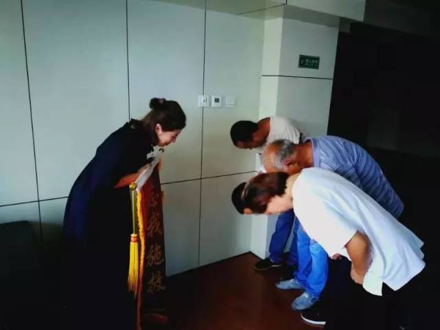 深鞠躬,感谢您在她生命最后时刻给予的帮助和陪伴!