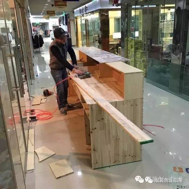 一般收银台和柜子,可以找木工现做,省的到时候再卖,而且总体风格也会