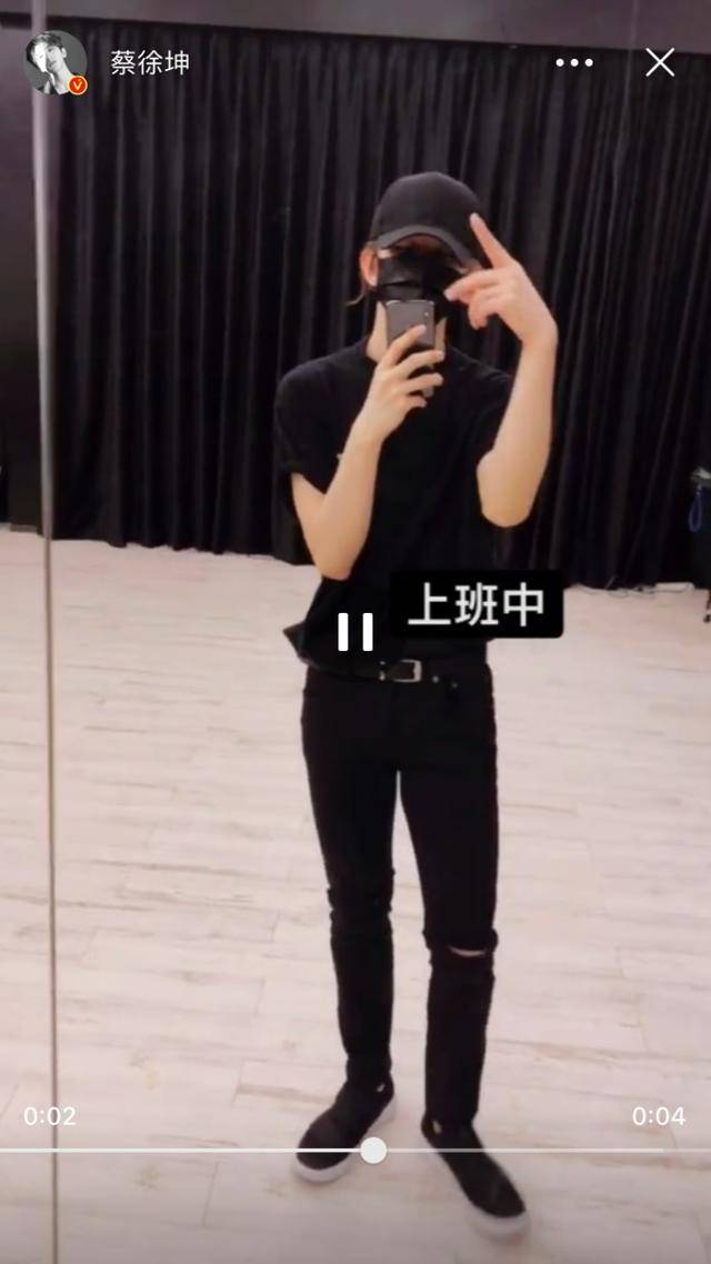 蔡徐坤用手势为自己首张专辑《1》打歌 ikun:期待8月2号的新歌!