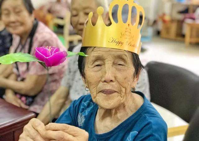 【敬老】带上生日帽,80岁老人重返十八!
