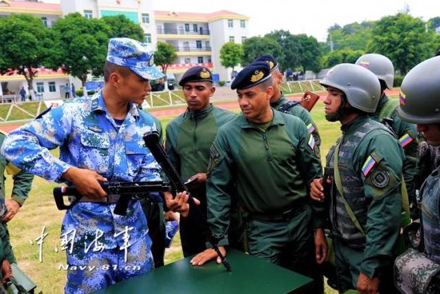 中国海军陆战队在教委内瑞拉士兵如何使用03步枪