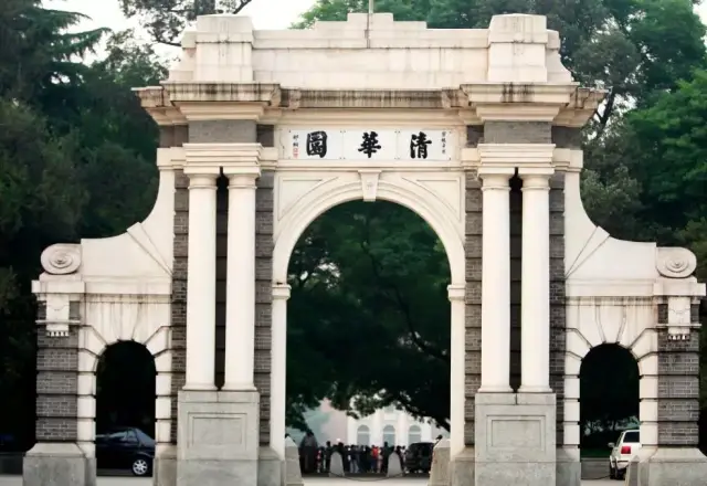 清华大学校门是一座古典优雅的青砖白柱三拱