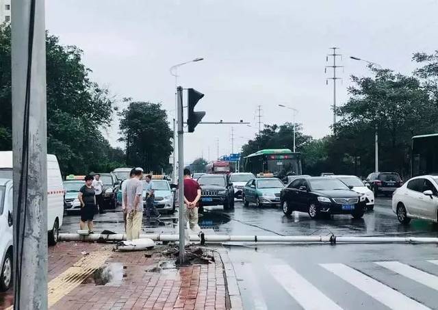 东方明珠城附近,一座路灯杆,在风雨中倒下