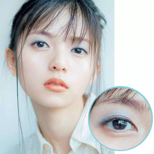 特点:清爽,大胆 必备:蓝色眼影 碳酸妆这个名字是日本最近很流行的