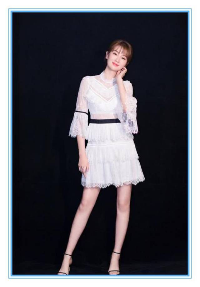 黑色的腰带勾勒出她盈盈一握的小蛮腰,而且提高了她身材比例,脚踩