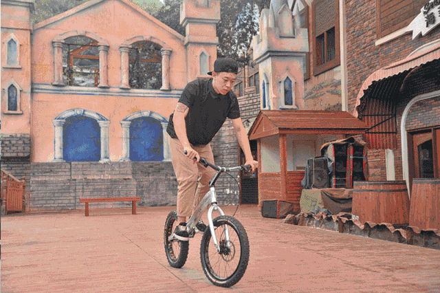 演出地点: 大侠谷—海布伦宫 演出时间: 平日 11:30/15:30 黄金周