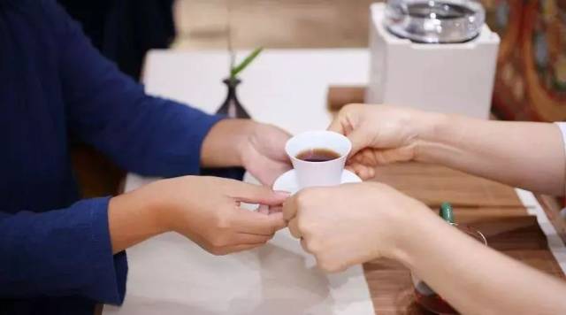 喝茶讲究的是修身养性 复杂的礼节咱可以忽略 但是基本的茶道礼仪