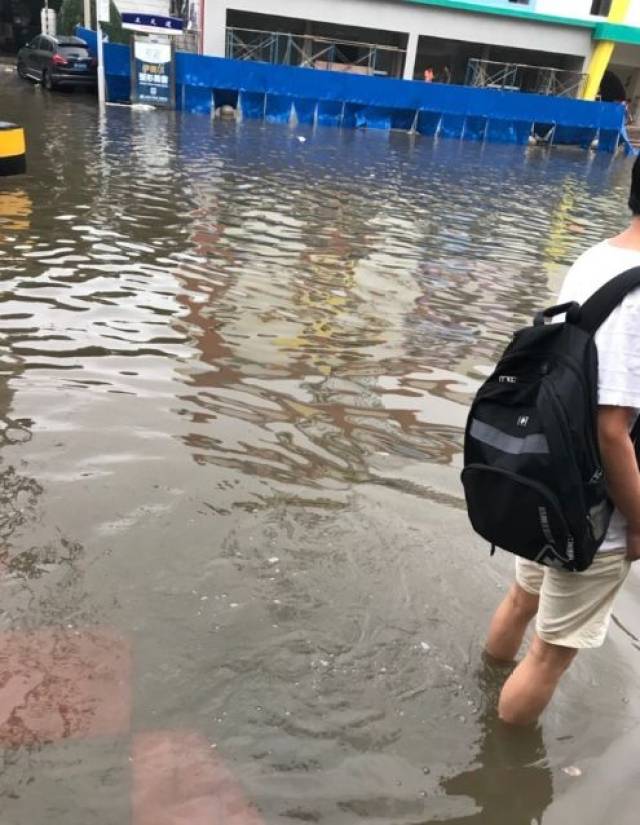 原来不止小编帆布鞋 棉袜 没过脚脖子的水=迈不开的腿 哆哆嗦嗦的身体