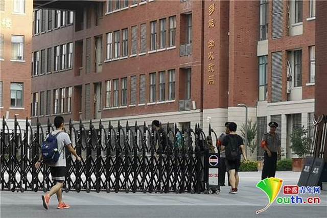 7月20日下午7时左右,记者来到西北工业大学附属中学,看到大批学生