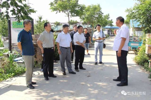 烟台市科协副主席李君斋,学会部部长葛树忠,龙口市科协主席栾元勇,副