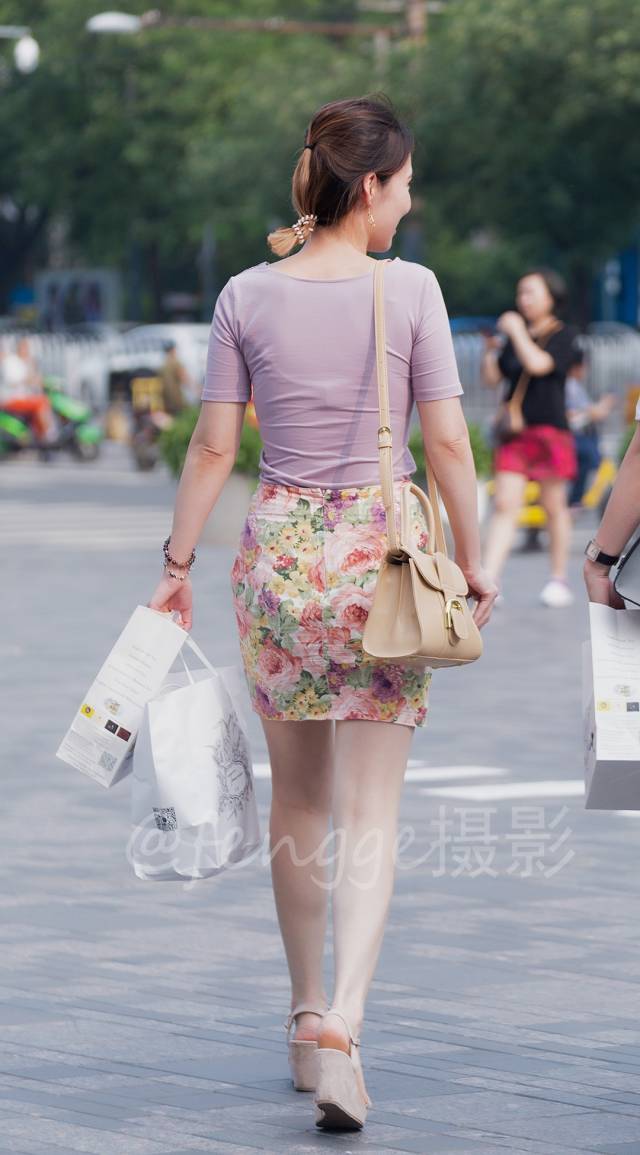 视频印花藕荷色靴子t恤搭配紧身身穿包臀裙,透着一种a视频美,脚上的美女的脱美女牡丹图片