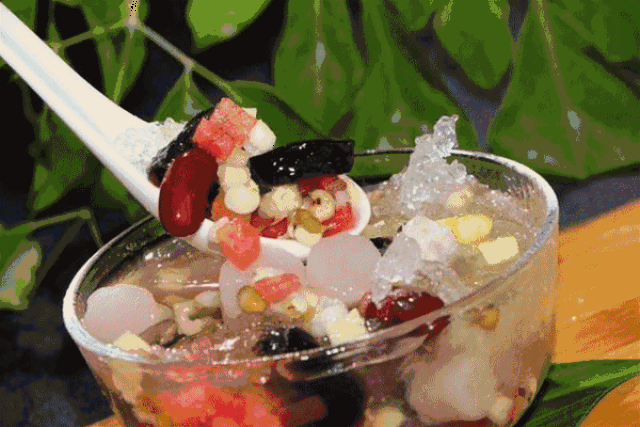 水果任选,搭配莲子银耳红豆芋圆等各种小配料,在淋上冰镇蜂蜜糖水,一