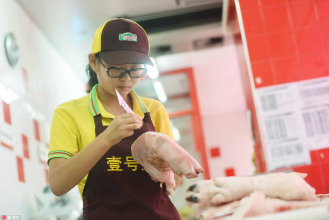 女大学生暑期打工卖猪肉赚学费,爸妈心疼太累了