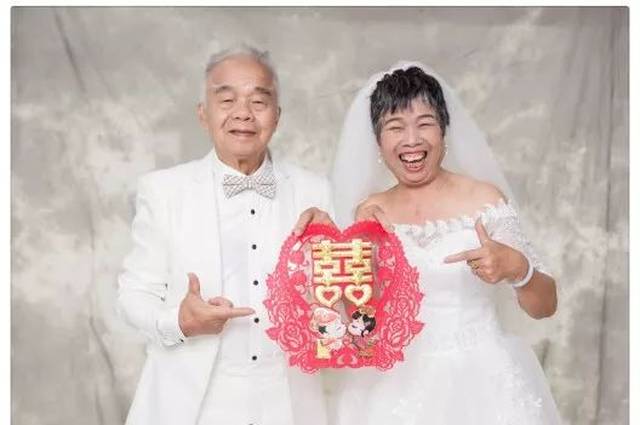 你青春年少的傲气 更喜欢你年老后的小脾气 李灶培,87岁,李榕新,86