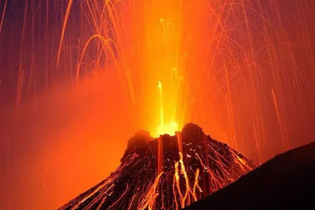 中心式喷发,也即具有锥状的火山,喷发时常伴随激烈的爆照,喷溅的岩浆