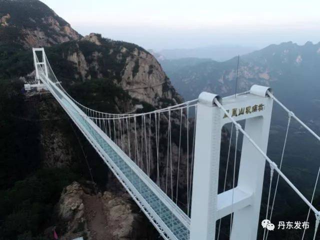 凤凰山玻璃悬索桥在最高峰攒云峰下,位于西山景区与古城景区之间,将