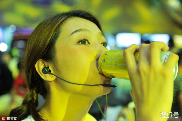 青岛啤酒节:包裹请美女主播边吃喝边v包裹木乃伊商家美女成图片