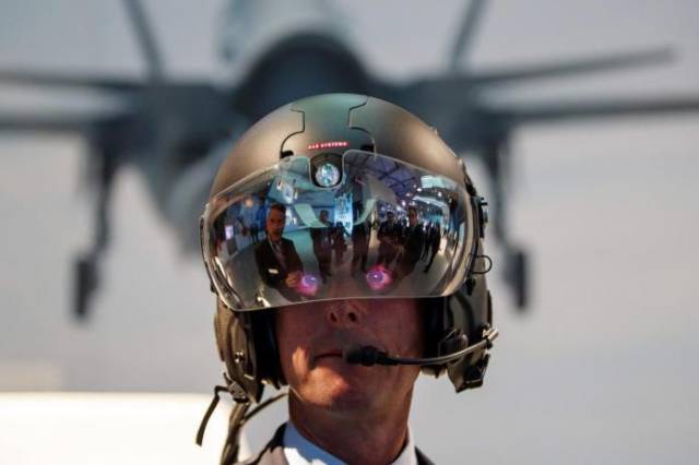 法恩伯勒航展,参观者头戴的高科技头盔; tolga akmen/afp