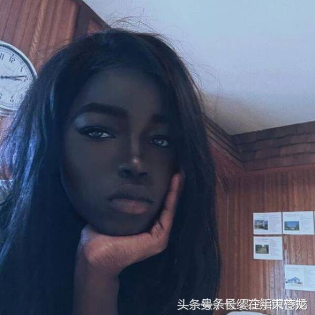 一名黑人少女,即使皮肤黑的发亮,但五官却精致美好