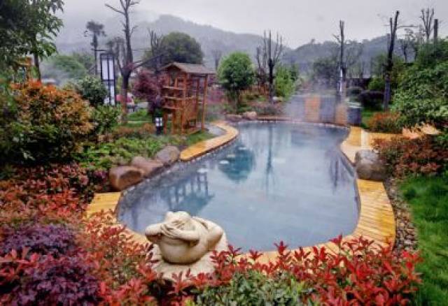 夏季泡温泉可以更有效的促进新陈代谢,特别推荐