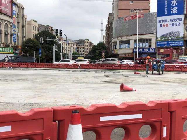 梧州龙圩大转盘改造十字路口已经成形了,通车在即.
