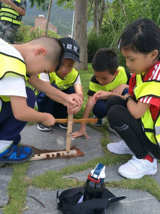 学完绳结,我们还有学一个同样在户外有着非常大作用的技能 钻木取火