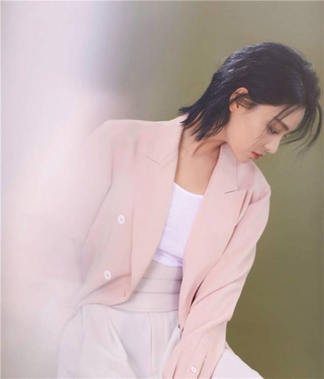 张馨予唯美写真照 短发出镜帅气逼人