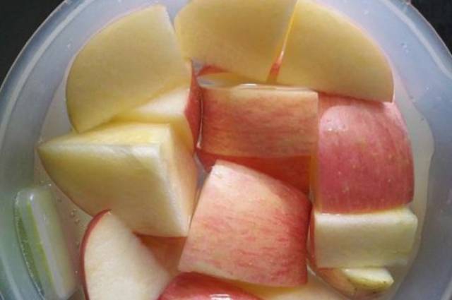 然后我们把切过块的苹果放在碗里或者是放在盆里,然后往里面加入清水