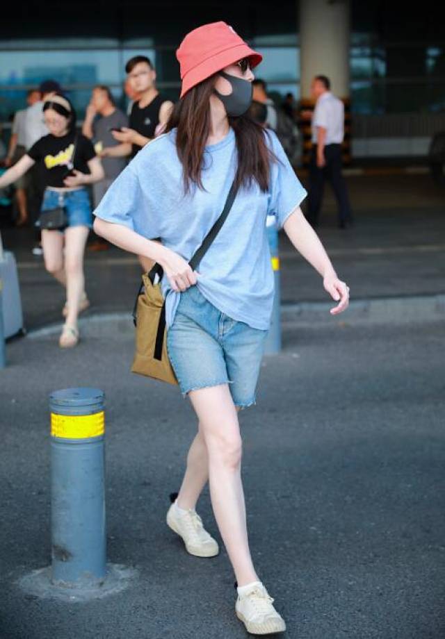 倪妮一身清爽蓝配红帽,牛仔短裤像是自己剪,网友:不愧