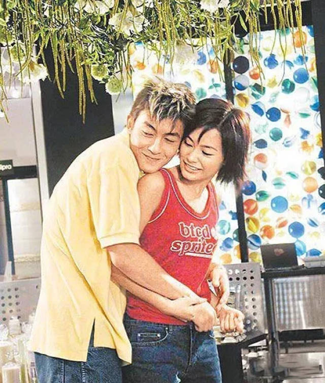 陈冠希和阿娇的合影,那时候的阿娇被视为"清纯玉女",不但年轻漂亮,还