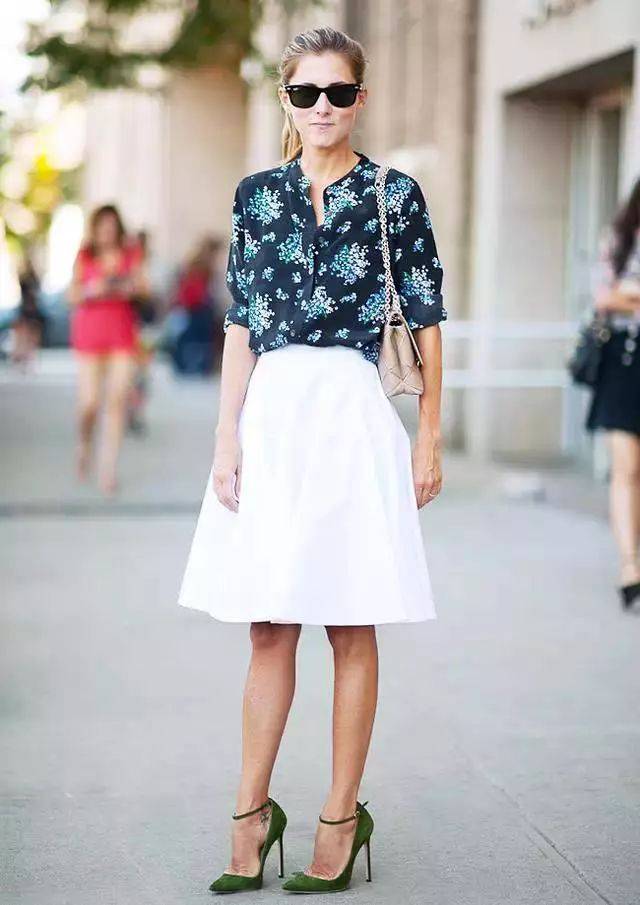 浪漫气息的花朵图案上衣搭配一条简洁纯色的半裙,也塑造出简洁优雅