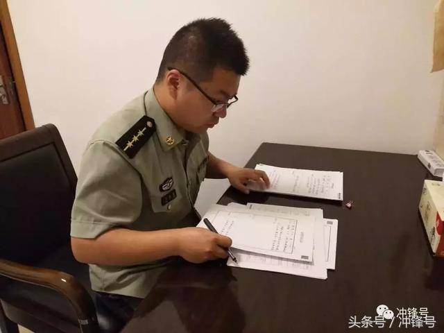 合肥军事法院审判员王思遥在梳理咨询情况.