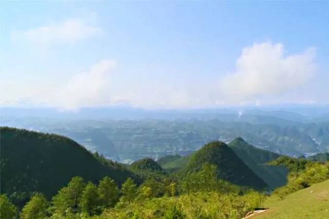 线路一:云阳县城-龙角-蔈草-清水草原入口沿草场方向前行7公里-耀灵