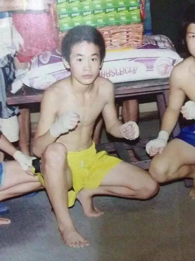 以"绝地武士"王三侦为偶像,韩子豪自幼进入当地武校练习散打,在受到王