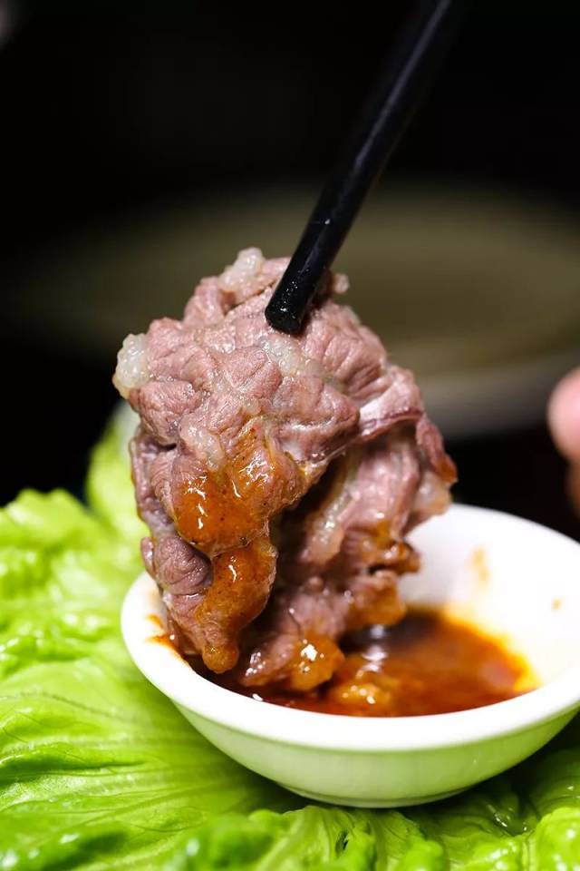 吃牛肉火锅的酱料会比较偏潮汕一些,沙茶酱多辣椒少